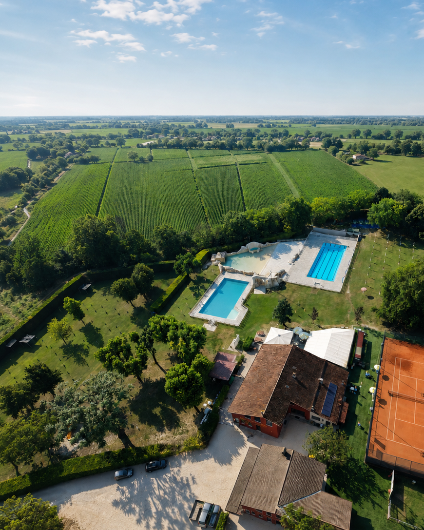 Veduta aerea del Rivalta Green Village oggi: piscine, campi e parco