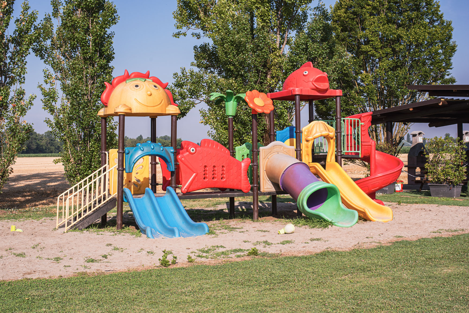 Bambini al parco giochi sul prato del Village