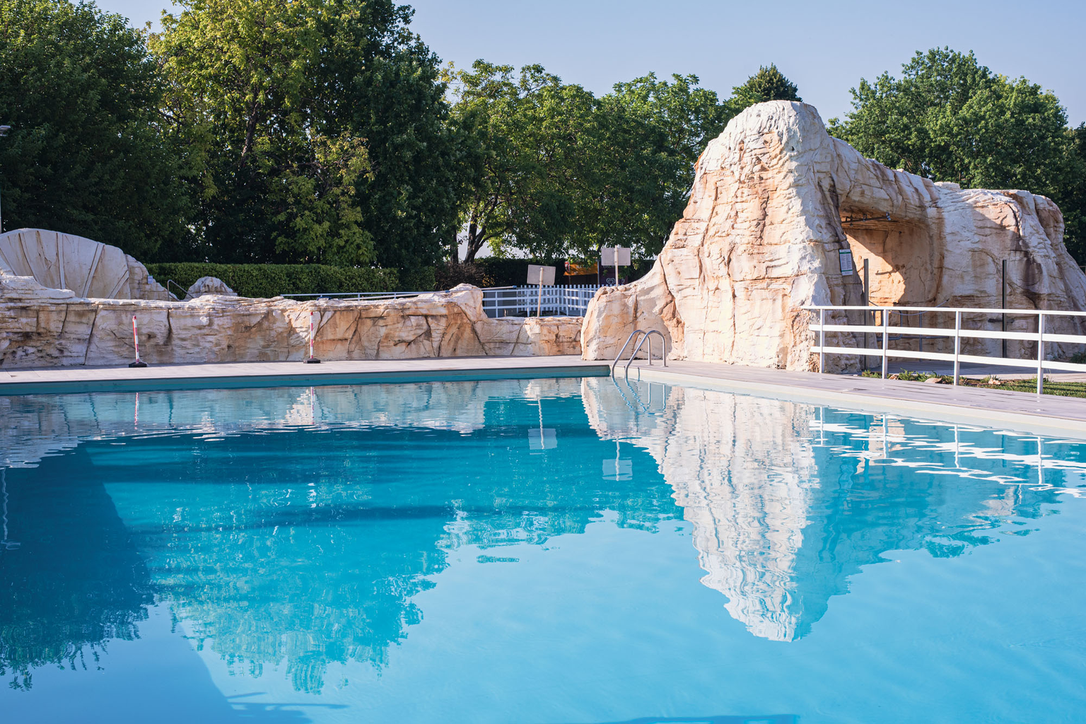 Le piscine del parco con la cascata in pietra