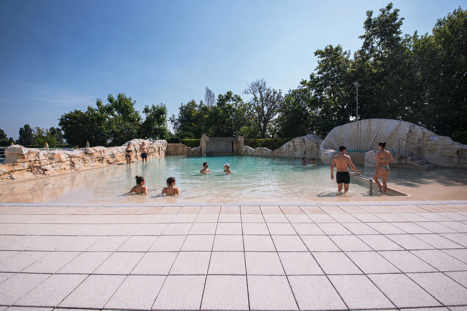 Soci in piscina nel parco del Village