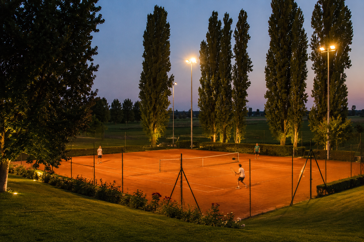 Campo in terra rossa illuminato di sera